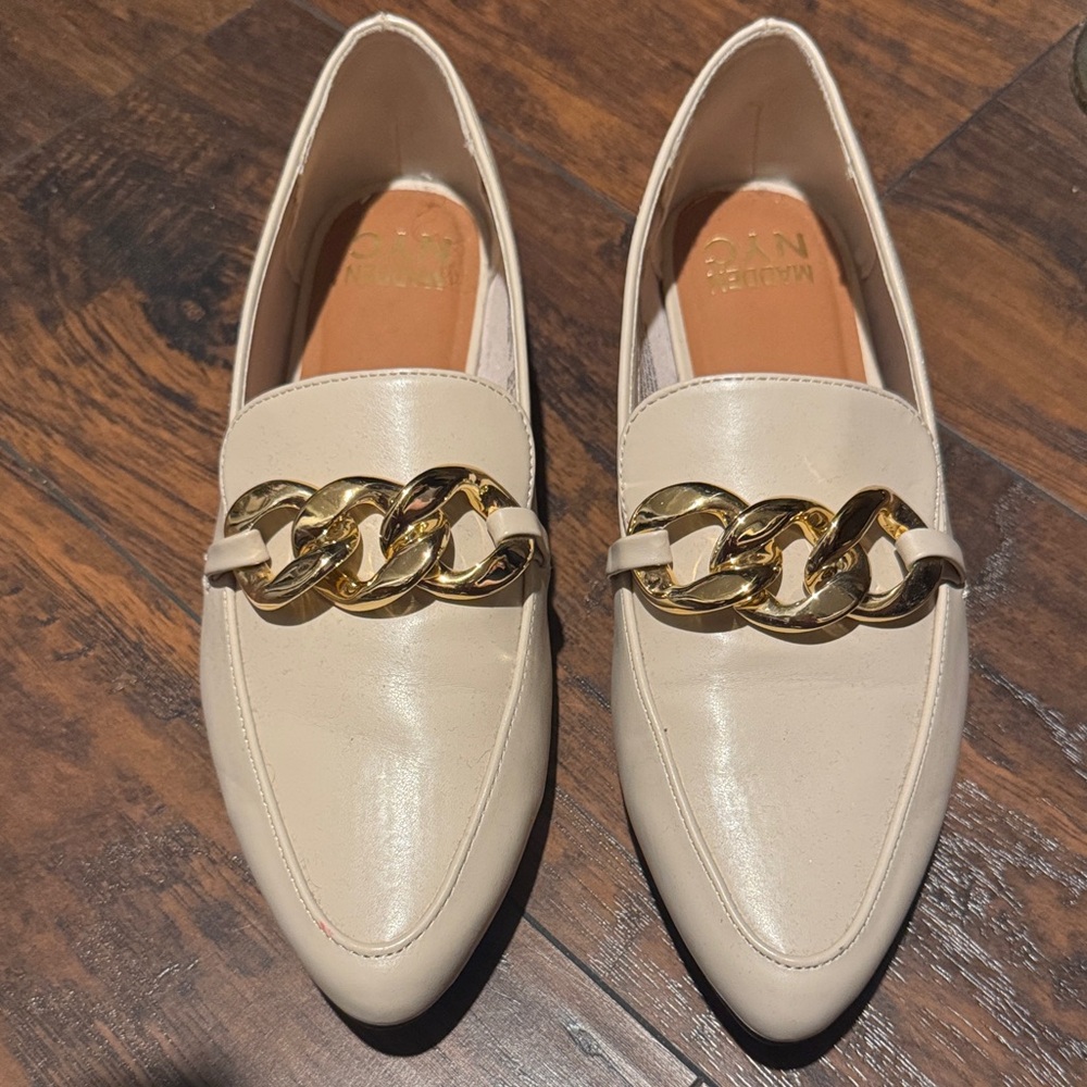 MADDEN NYC Chain Cream Loafers
